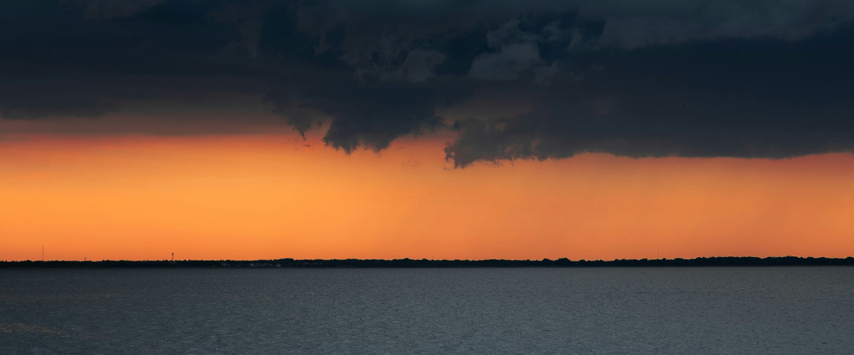 Photo d'un coucher de soleil nuageux